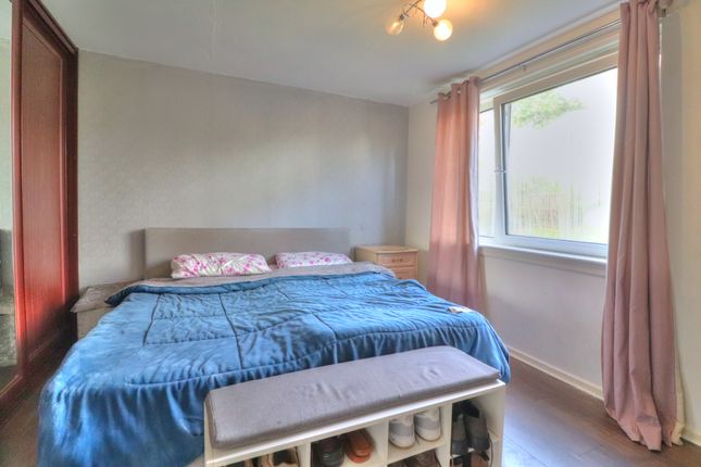 Whitehill Crescent, Clydebank photo 4