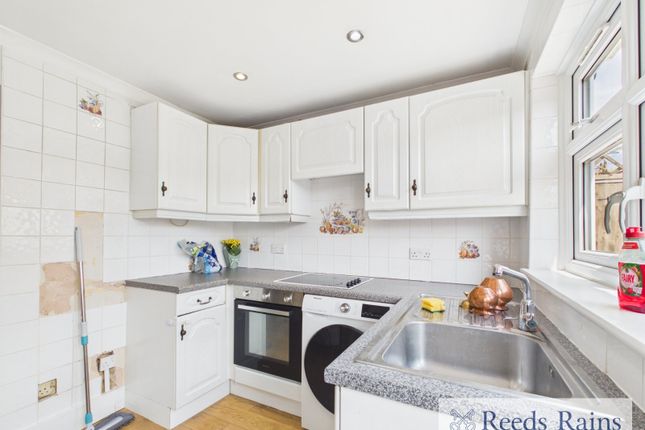 21, Laburnum Avenue, Hornchurch photo 3