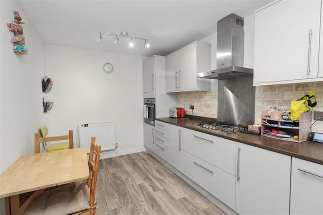 27, Bairstow Close, Borehamwood photo 3
