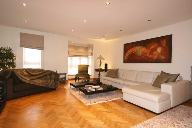 Town house for sale in Windsor Way, Brook Green, London