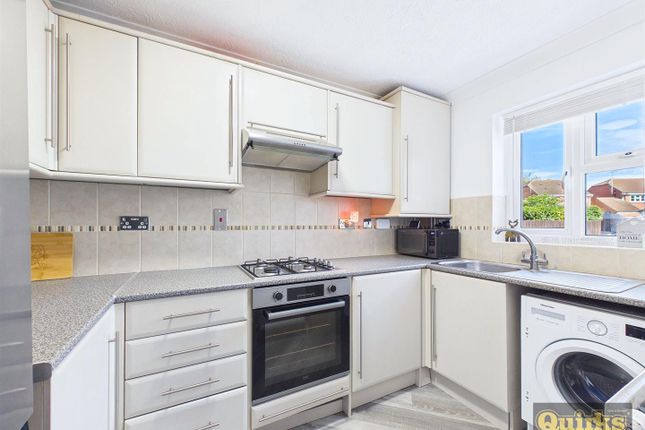 6, Rose Close, Wickford photo 2