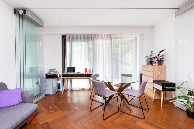 Flat for sale in Capital Building, Embassy Gardens, 8 New Union Square, Nine Elms, London