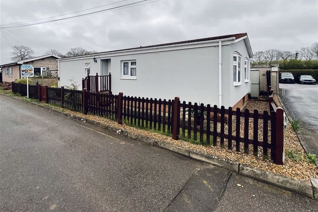 2-bed caravan on Laburnum Court, Smallfield, £200,000
