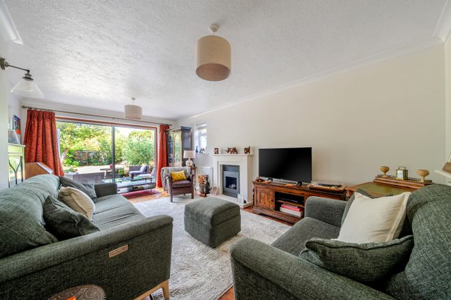 2, Ellis Farm Close, Surrey photo 3