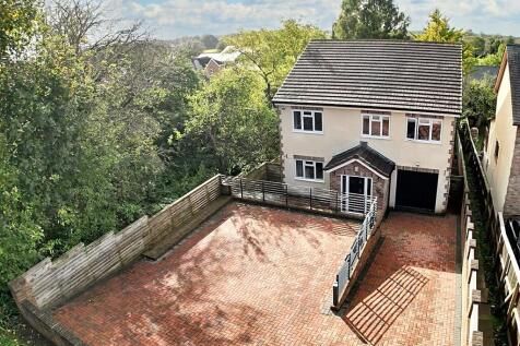 Contemporary Family Home 5 Bedroom Recent New-Build Home