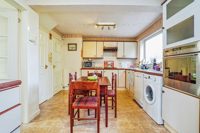 19, Parkland Avenue, LEEDS photo 5