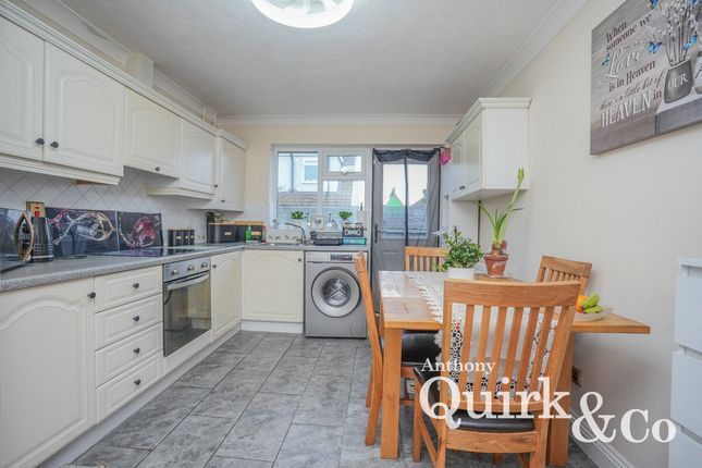70, Smallgains Avenue, Canvey Island photo 3