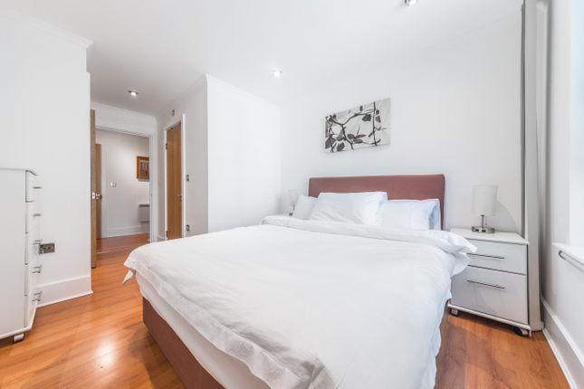Flat to rent in Drake House, 14 St. George Wharf, London