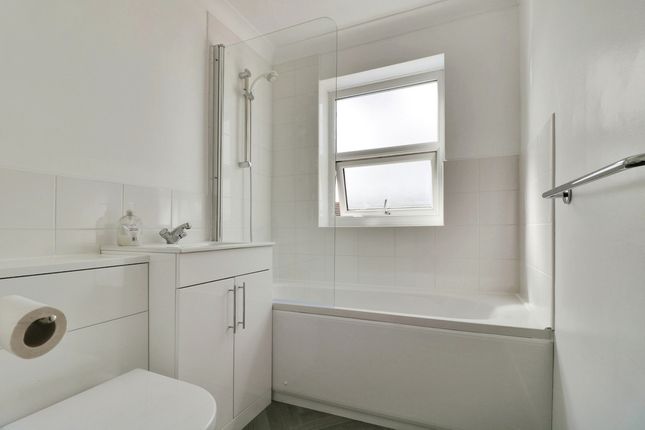 Flat 4, Ashdown House, Avington Walk, Benfleet photo 4