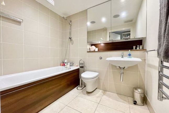 Flat to rent in Empire Square West, Empire Square, London