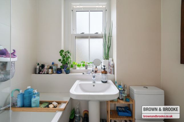 Flat to rent in Belmont Grove, London