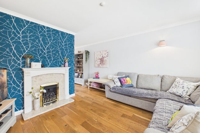 4 Heath End Close, High Wycombe photo 2