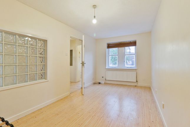 2, Ridge Close, London photo 3