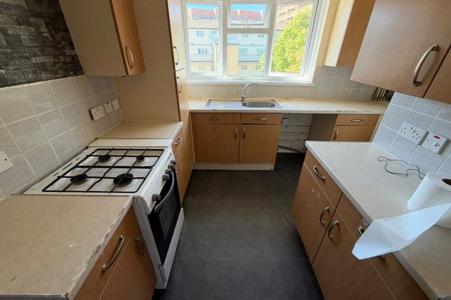 17 Verulam Court, Haldane Road, SOUTHALL photo 2