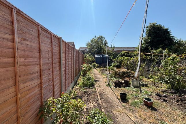 00, Blundell Road, Edgware photo 4