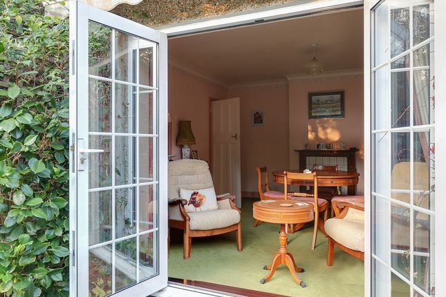 8, Ringley Avenue, Surrey photo 2