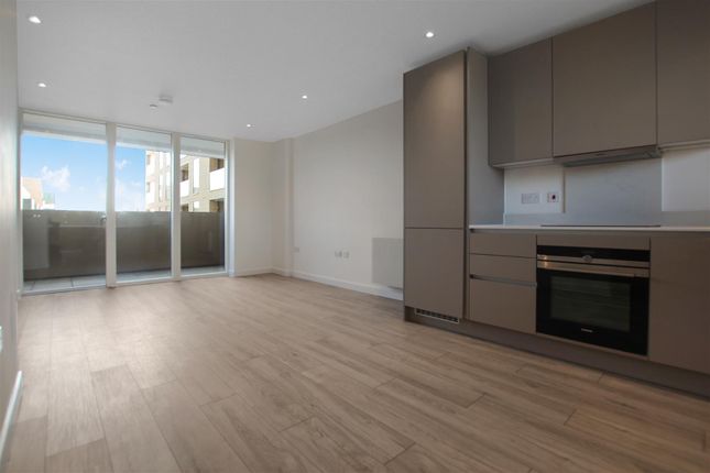 Flat 13, 300, Dapple Court, Croxley View, Watford photo 3