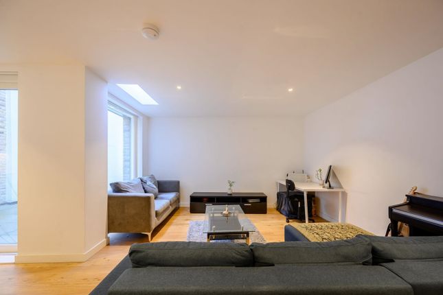 Town house for sale in Hand Axe Yard, London