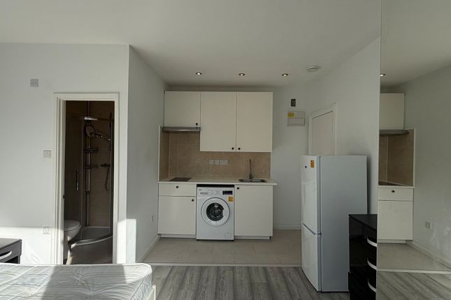 Flat 8, Melrose Avenue, London photo 3