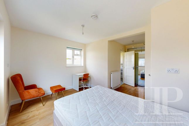 Room 2, 21 The Link, Crawley photo 5