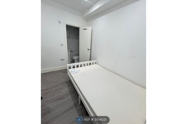 Heathcroft Avenue, Sunbury-On-Thames photo 4