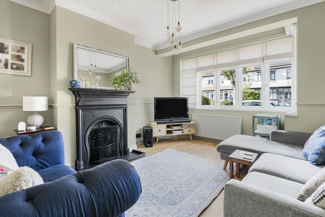 9, Lymescote Gardens, Sutton photo 2