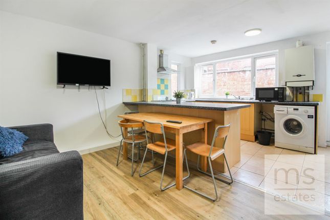 4-bed semi-detached on Saxon Green, Nottingham, £2,080/mo