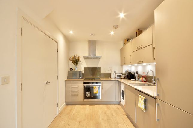Flat 8, Hepburn House, London photo 3