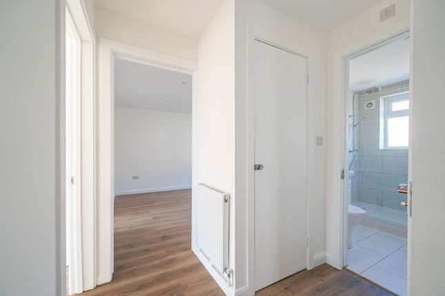 25 Seymour Gardens, Ruislip photo 2