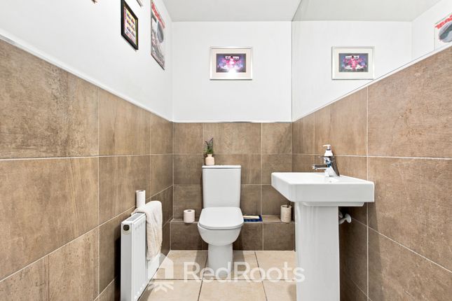 30 Warren Court, Featherstone, West Yorkshire photo 4