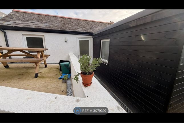 Studio flat on Falmouth, £900/mo