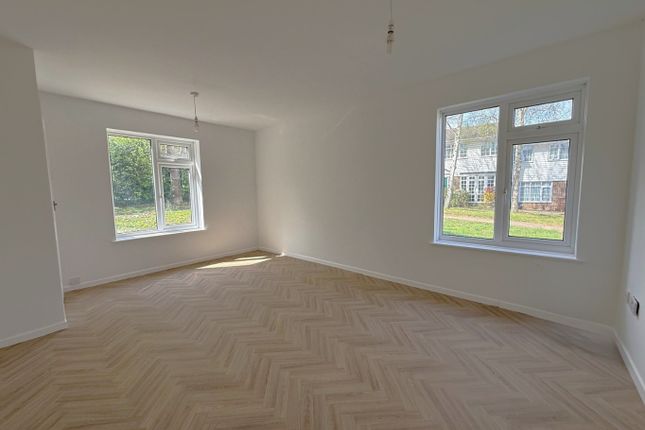 64 Wheatcroft Grove, Rainham, Kent photo 2