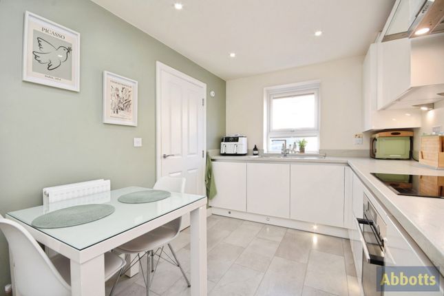 9, Bartons Avenue, Hockley photo 4