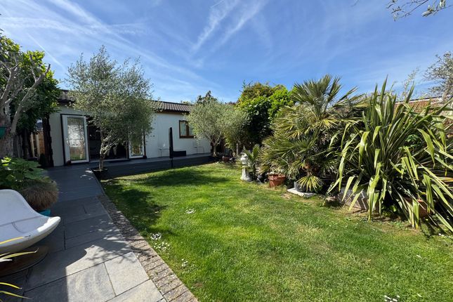 24 Philmead Road, Benfleet photo 4
