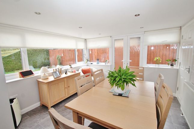 20, Beanhill Road, Ducklington photo 3