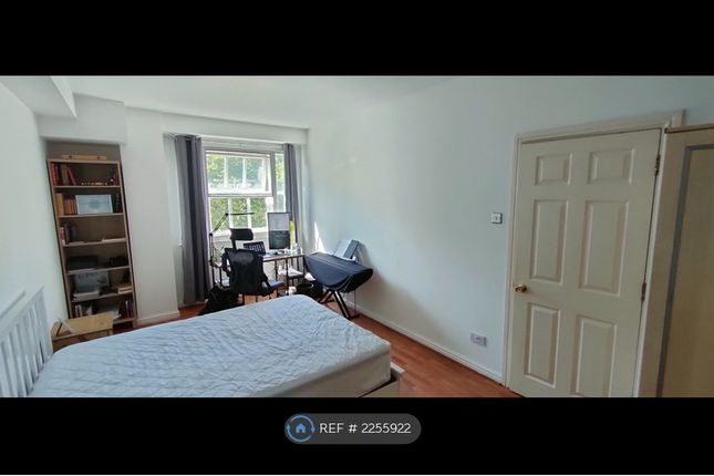 Flat, Royal Tower Lodge Cartwright Street, London photo 2