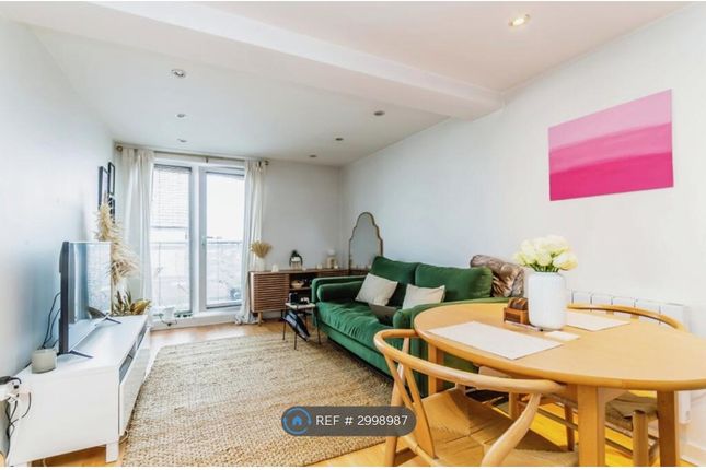 Flat, Holm Court Westway, Caterham photo 5