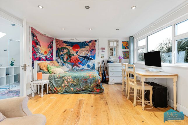 37, Friern Watch Avenue, London photo 4