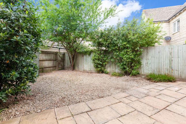 2 Campion Way, Witney photo 4