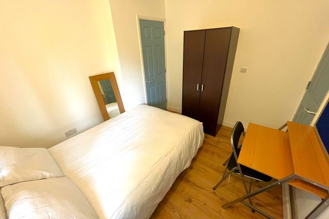 Room 1 and Room 2, 24, Manton Crescent, Lenton Abbey, Nottingham photo 2