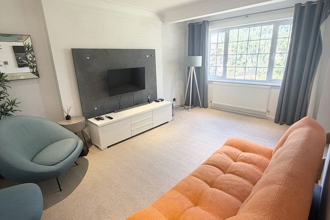 8, Sugden Road, THAMES DITTON photo 2