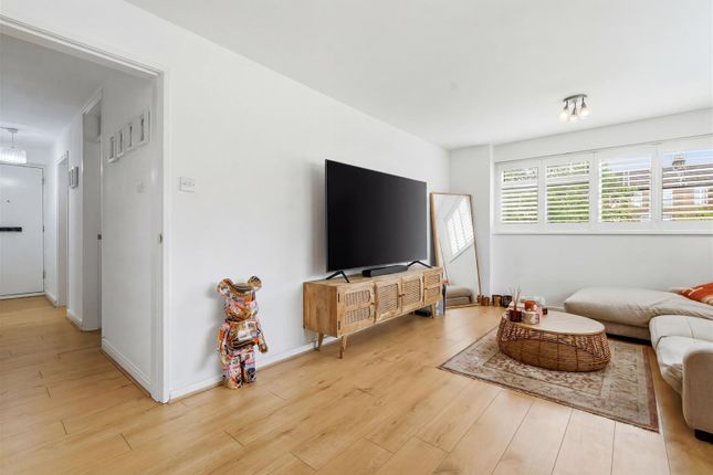 25, Lynwood Close, London photo 5