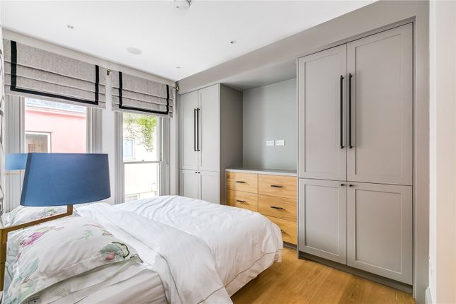 Mews house for sale in Old Manor Yard, Earls Court, London