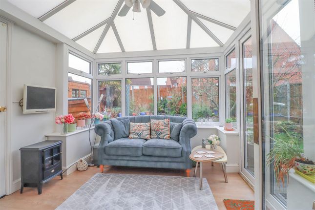 23, Anglesey Gardens, Wickford photo 4