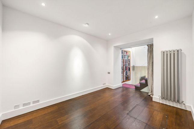 Terraced house to rent in Sydney Street, London