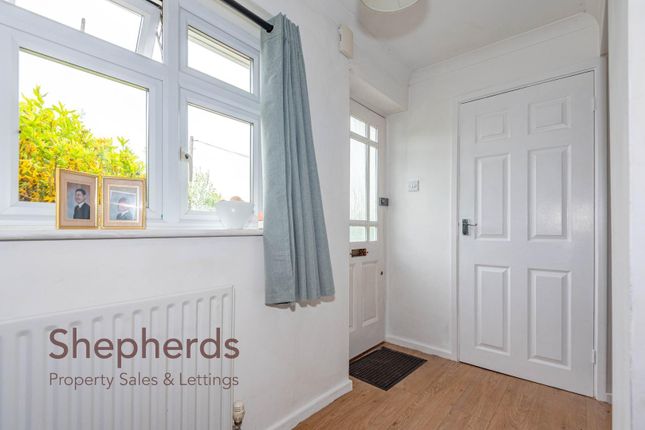 104, Lampits, Hoddesdon photo 2