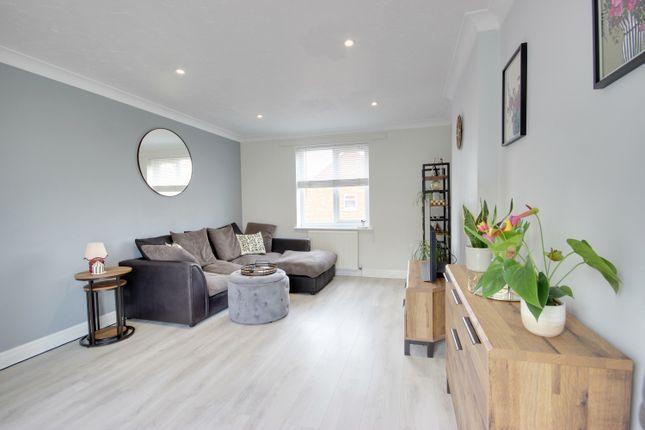 6, Gillyon Close, Beverley photo 4