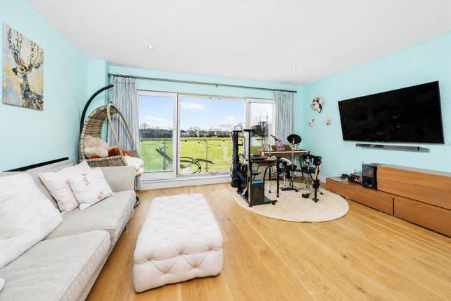 43, Greenview Drive, London photo 3