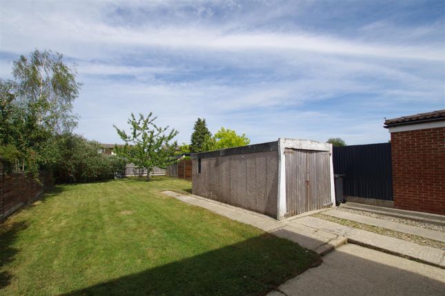 11, Linnetsdene, Swindon photo 3