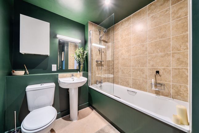 Flat 32, Woodrow Court, 69, Camberwell Station Road, London photo 4